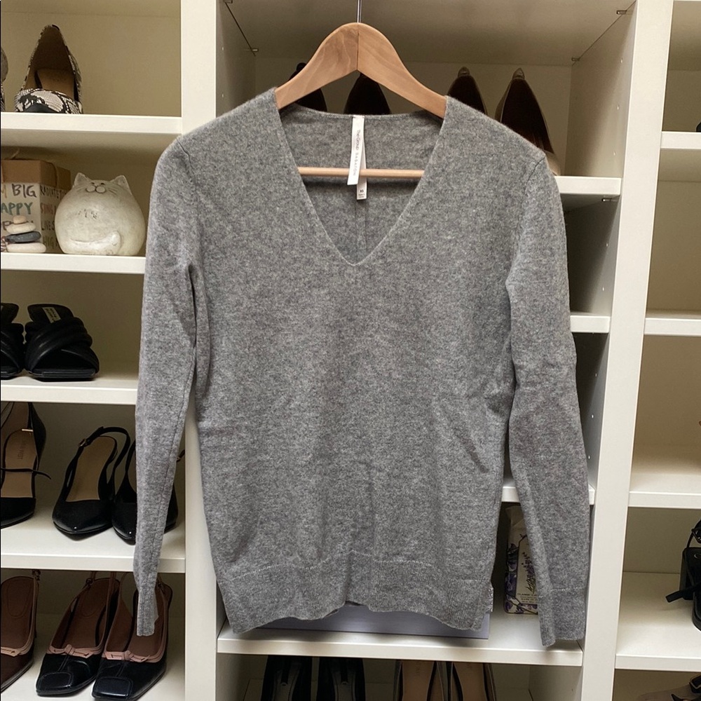 Babaton Gray Cashmere V-Neck Sweater Classic Style.  XS. Like NEW!